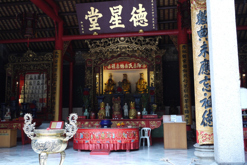 I always stop by this temple on the way to the Kuala Lumpur's Chinatown...
