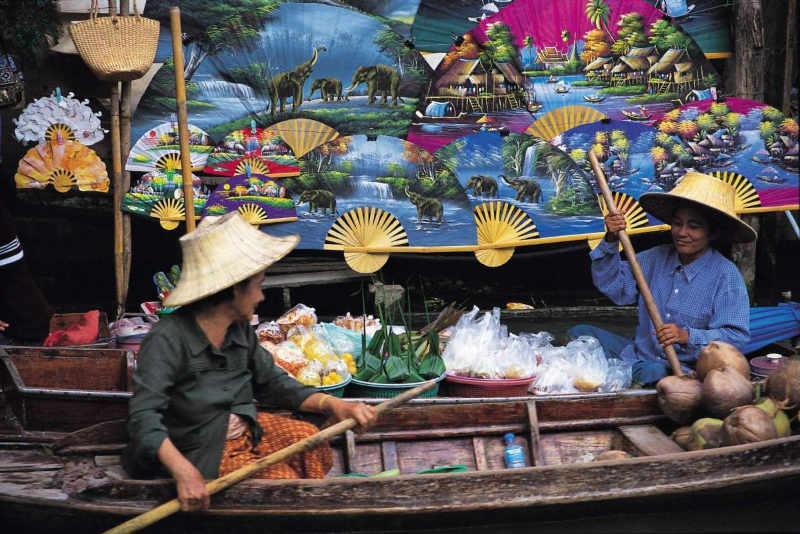 Vendors at Damnoen Saduak Floating Market