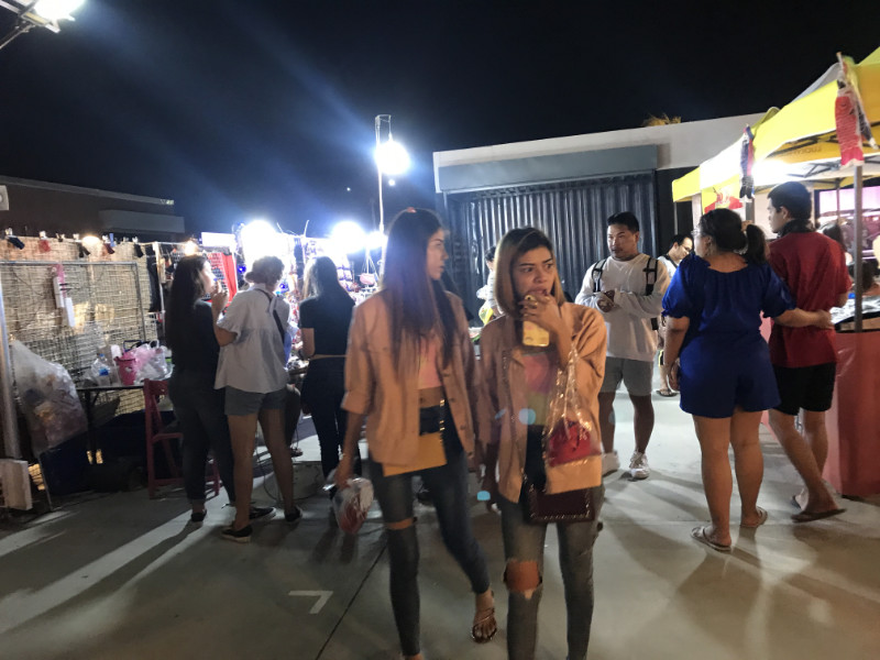 Young Thai shoppers at JJ Green 2 night market
