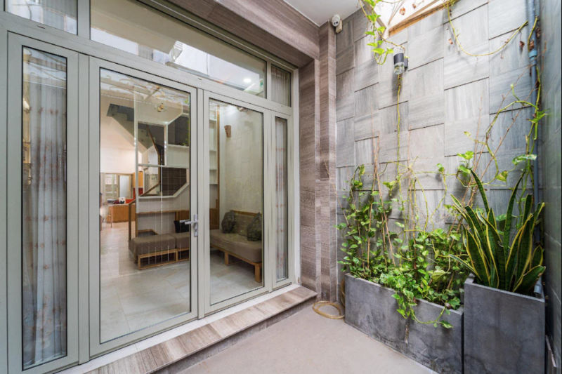 Front Entrance Monday Saigon Center Homestay