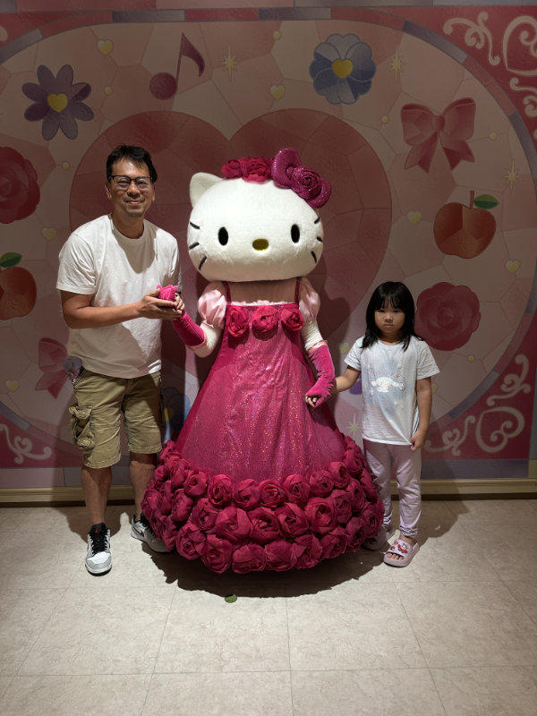 Meeting Lady Hello Kitty at Tokyo Sanrio Puroland